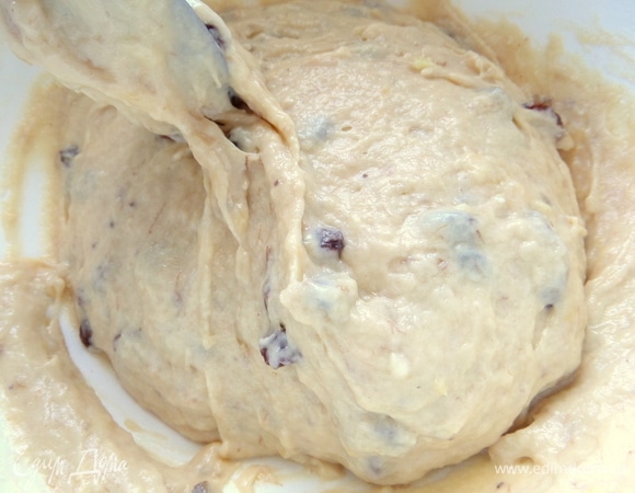 Замесить тягучее тесто.