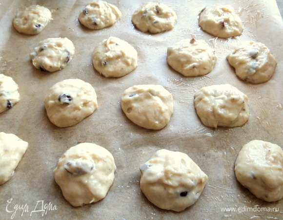 Нанести ложкой тесто на смазанный пергамент. Верх я посыпала коричневым сахаром.