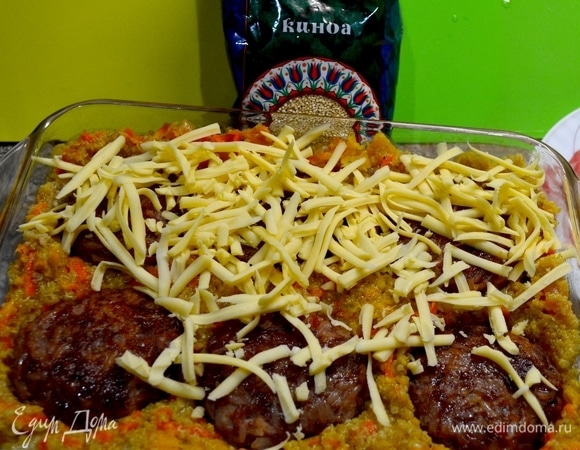 Натереть сыр на крупной терке, посыпать им котлеты, поставить в духовку при 200°C, выпекать до готовности и румяной корочки.