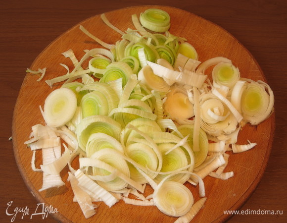 Нарезаем белую часть лука–порея. Отвариваем картофель и даем немного остыть. Или используем остатки отварного картофеля, который «не пошел» в салаты.