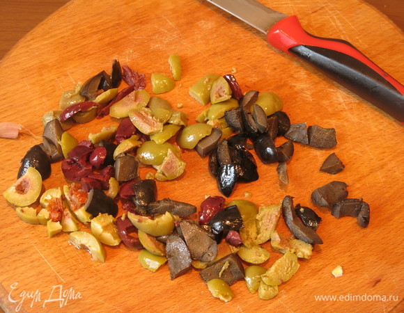 Нарезаем оливки (у меня микс), срезаем мякоть с косточек. Кладем оливки к порею.