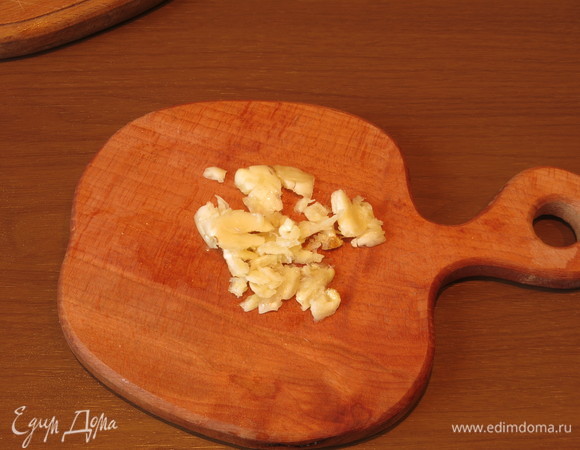 Раздавливаем чеснок.