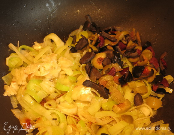 Солим. Добавляем чеснок к луку с оливками. Добавляем тимьян.