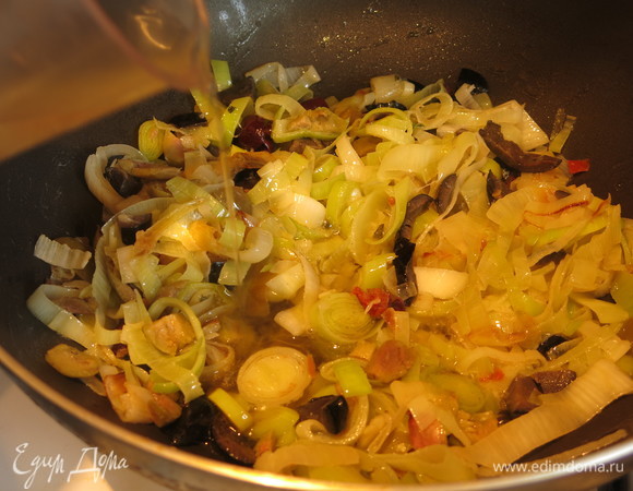 Теперь (сохраняю текст автора) «наливаем бокал вина, оставляем себе». Может быть, кому-то такая интерпретация рецепта будет особенно актуальна первого января утром. Фото с бокалом вина, а также с пожеланием автора рецепта не выставляю, чтобы не посчитали за рекламу марки вина и пропаганду «винолюбия». Отмеряем 200 мл, вливаем к луку. Закрываем крышкой и тушим до размягчения лука.