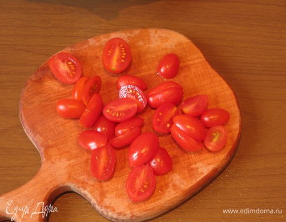 Нарезаем черри (наверное, зимой это оптимальный вариант помидоров, вкусно).