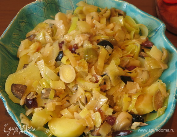 На картофель выкладываем лук. Поливаем всем соком-соусом от жарки.