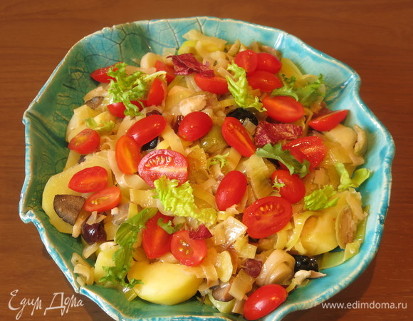 Сверху кладем черри и зелень, например, руколу, салат айсберг. Надеюсь, такой теплый ароматный салатик вам понравится. С праздниками! Приятного аппетита!