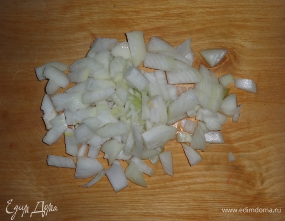 Лук почистить, нарезать крупными кубиками.
