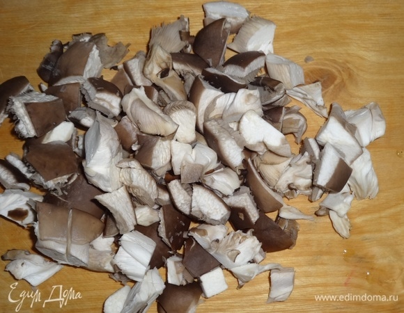 Вешенки вымыть, обтереть полотенцем. Нарезать грибы средними кусочками.