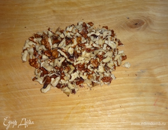 Ядра грецких орехов порубить ножом в крупную крошку.