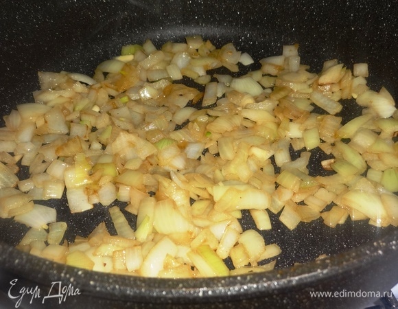 На этом же масле обжарить лук до золотистого цвета. Обжаренный лук выложить к мясу.