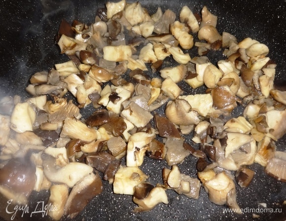 В сковороду добавить оставшееся масло, разогреть. Положить вешенки и обжарить в течение нескольких минут, помешивая. Грибы выложить в кастрюлю со свининой вместе с маслом и жидкостью.