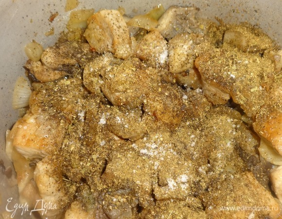 В кастрюлю с мясом и грибами положить специи: хмели-сунели, измельченные семена кориандра, перец, соль.