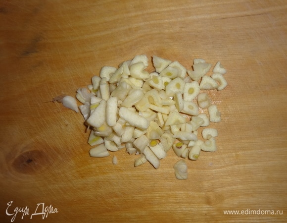 Чеснок почистить и мелко нарезать.