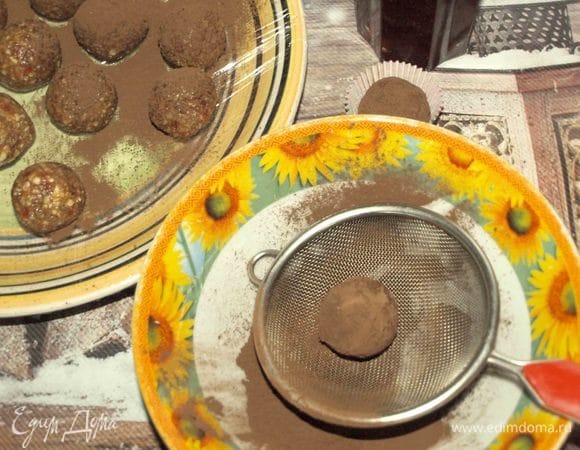 Достаем шарики и обваливаем в какао. Можно обвалять в измельченных орехах или кокосовой стружке.