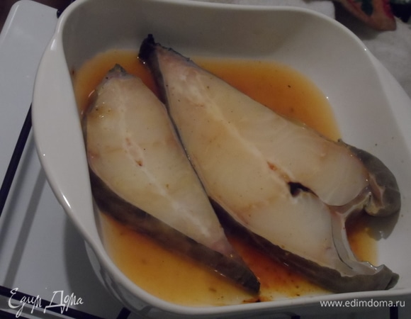 Зубатку немного размораживаем. Выкладываем в форму для запекания, поливаем маринадом ТМ «Махеевъ», оставляем минут на 10.