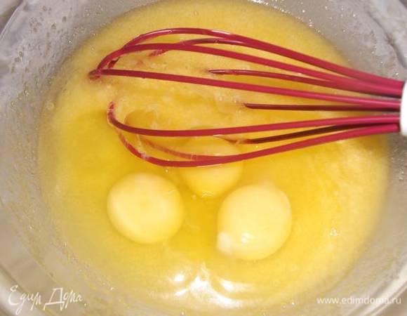 Масло растапливаем, смешиваем с сахаром. Добавляем яйца, взбиваем.