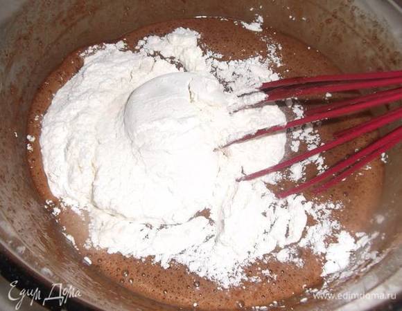 Добавляем какао, муку.