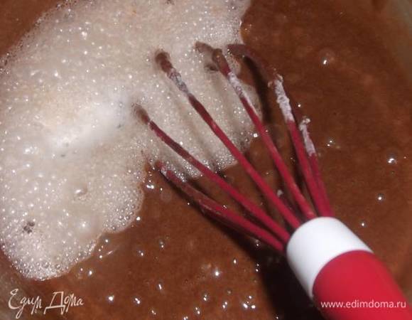 Гашеную соду. Хорошо замешиваем тесто.