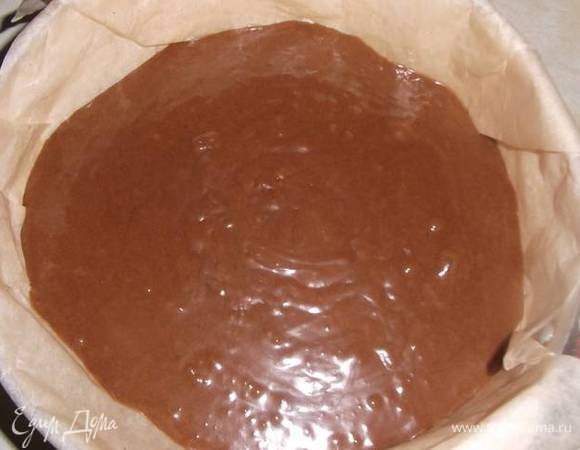 Переливаем в форму с пекарской бумагой.