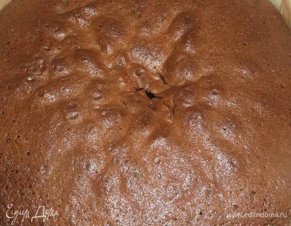 Выпекаем в разогретой духовке при 180°C 30–35 минут до готовности. Остужаем и режем бисквит на 3 коржа. Можно коржи испечь по отдельности.