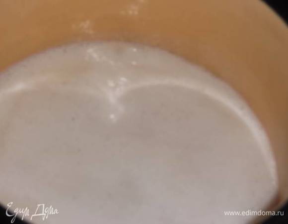Готовим крем. В кипящее молоко засыпаем манку, тщательно перемешиваем, выключаем, остужаем.