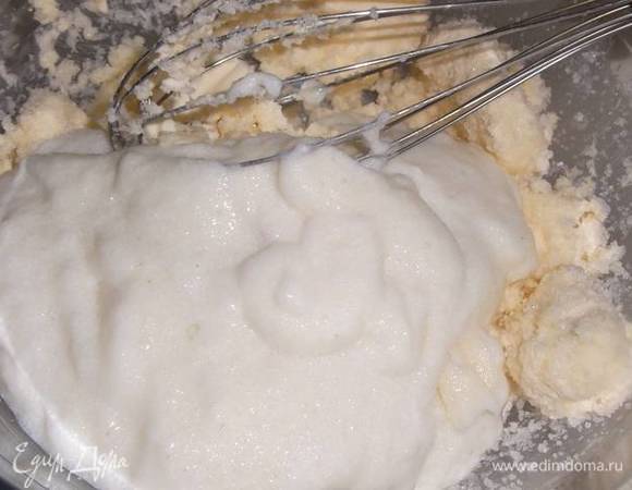 Масло смешиваем с сахаром и манной кашей.