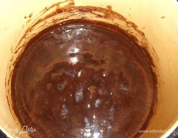 Варим глазурь. Для этого молоко, сахар и какао доводим до кипения. Добавляем сливочное масло. Варим глазурь на медленном огне, помешивая, минуты 3. Даем глазури остыть.