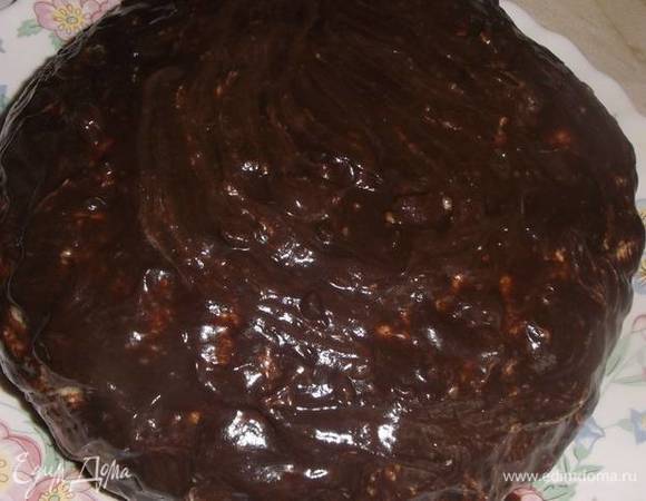 Заливаем торт глазурью и убираем в холодильник на ночь для пропитки. Приятного аппетита!