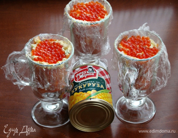 Наполнить стаканчики салатом, сверху по желанию можно добавить немного красной икры (для изюминки), накрыть пленкой и поставить в холодильник на несколько часов (лучше на ночь).