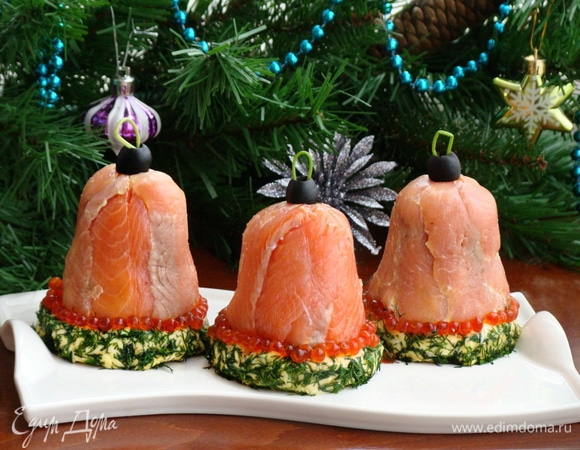 На подготовленные хлебные основы перевернуть наши «колокольчики». Из маслин сделать «макушку». Ну вот и все! Необычный и вкусный новогодний салат готов!<br />
 