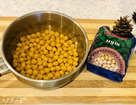 Нут ТМ «Националь» необходимо на ночь замочить в воде на 4 часа. Вода должна полностью покрывать нут и быть выше на 2 см, так как он разбухнет. Сливаем воду, заливаем нут чистой водой так, чтобы жидкость покрывала его на 2 см. Варим на медленном огне около двух часов. Воду не солить! Оставляем нут с водой остыть и дополнительно настояться. Готовый отвар можно процедить и хранить в холодильнике до 4 дней.