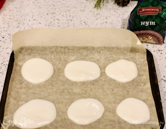 Застилаем противень пекарской бумагой. Выдавливаем на него взбитую аквафабу.