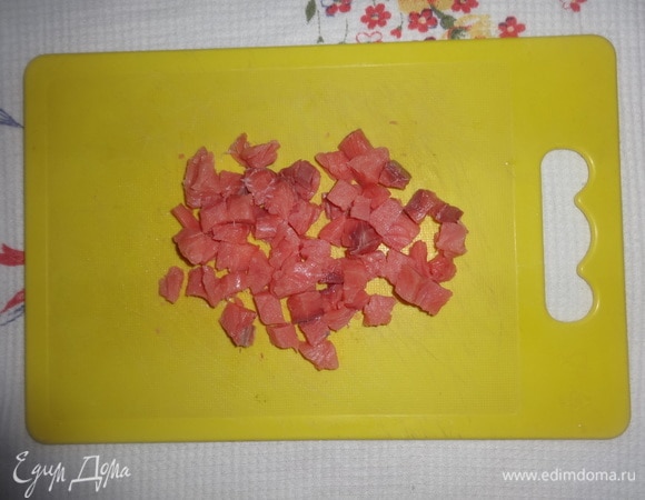 Филе слабосоленой кеты нарезать мелкими кубиками.