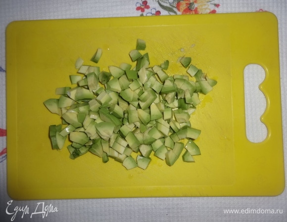 Авокадо очистить от кожуры, вынуть косточку. Нарезать авокадо мелкими кубиками, сбрызнуть лимонным соком.