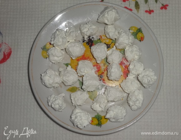 При помощи двух чайных ложек сформировать из сыра небольшие шарики.