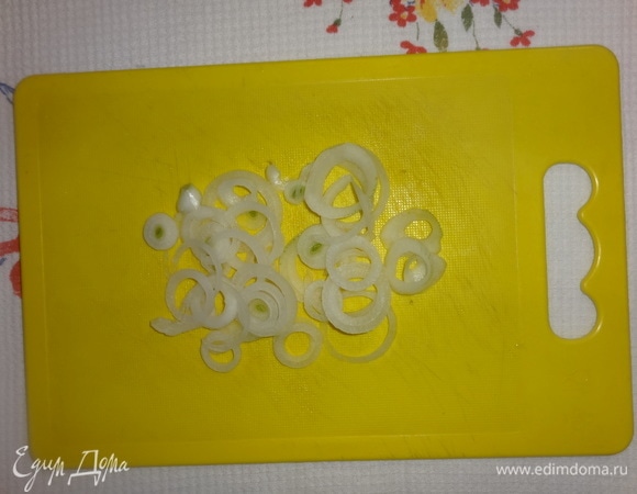 Луковицу очистить, нарезать кольцами. Выложить лук на сито, обдать кипятком, затем — холодной водой, дать воде стечь.