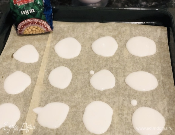 Поместить меренги в духовку, которая разогрета до 110°C, на 1 час, выпекать с закрытой дверцей духовки. Меренги получаются плотные, немного мягкие внутри.