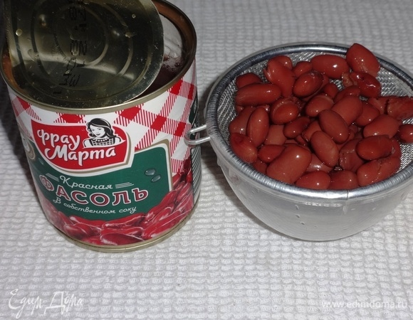 Открыть банку с консервированной красной фасолью ТМ «Фрау Марта». Необходимое количество фасоли выложить на сито и промыть под проточной водой. Дать воде стечь.