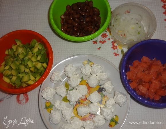 Все компоненты для салата готовы.