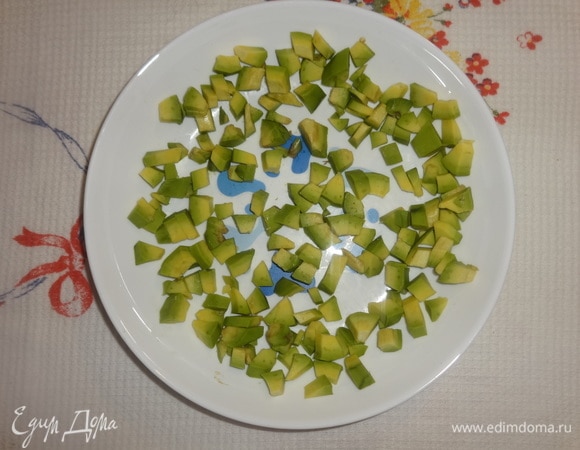 На тарелку выложить кусочки авокадо.