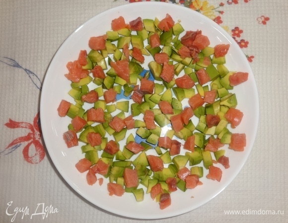 Выложить кусочки рыбы.