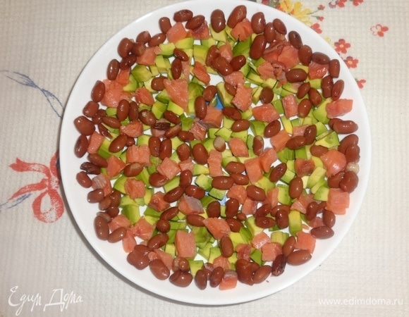 Выложить зерна фасоли. Далее разложить шарики творожного сыра, колечки лука. Посыпать салат перцем, полить горчичным маслом. Масло можете использовать любое по своему желанию. Украсить салат веточками укропа.