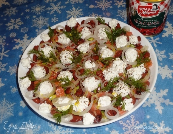 Наш салат готов. Подать его на праздничный стол. Всем приятного аппетита! С Новым годом!