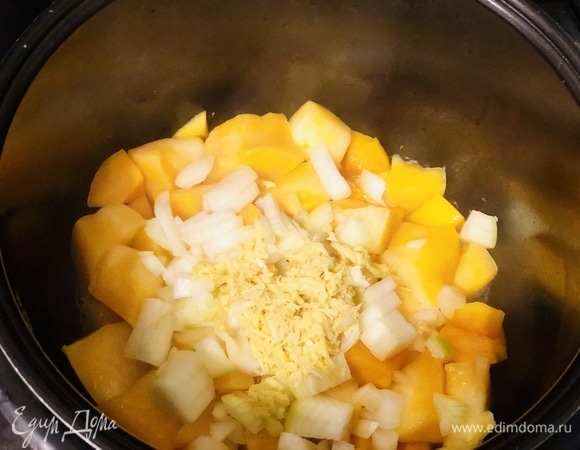 Тыкву, нарезанный лук, тертый имбирь (примерно размер имбиря с большой палец) и масло положить в кастрюлю и немного поджарить.