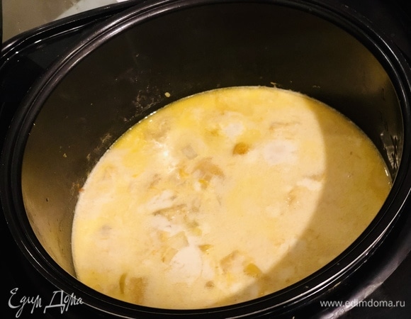 Добавить кокосовое молоко. Посолить и поперчить, варить примерно 40 минут на среднем огне. Затем вылить все в блендер и перемешать до однородной консистенции.