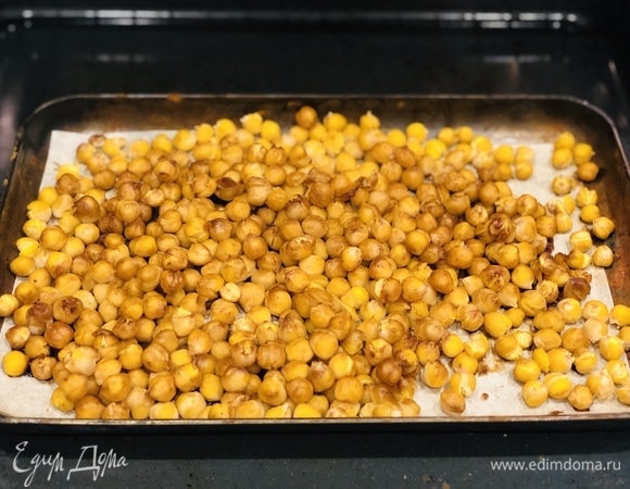 Выкладываем нут на противень, сверху смазываем соевым соусом и запекаем в духовке 1 час. Вынимаем из духовки и добавляем в суп-пюре.