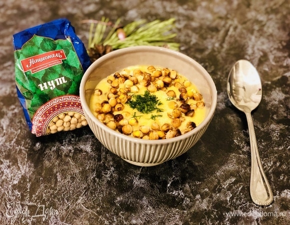 Подаем суп-пюре с зеленью, ложечкой кокосового молока и 1 ч. л. лайма.