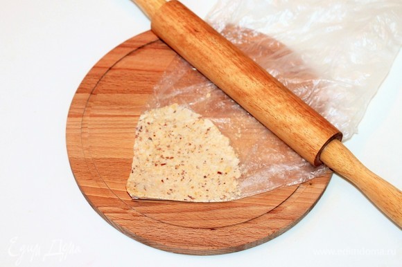 Очищенный и обжаренный на сухой сковороде миндаль (2 ст. л., можно взять грецкий орех) измельчить скалкой.