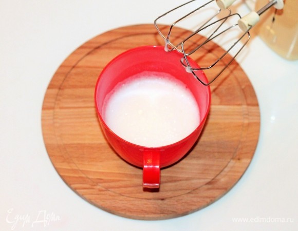 Яйца (крупные) разделить на желтки и белки. Белки взбить со щепоткой соли.